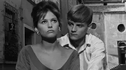 La fille à la valise