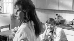 La fille à la valise