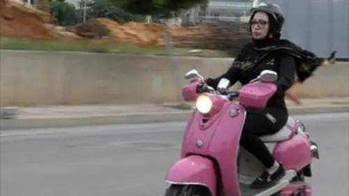 La fille au scooter