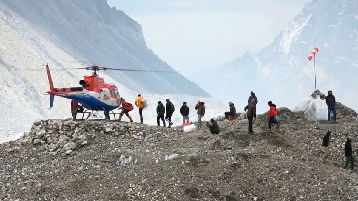 La folie de l'Everest Le business des hélicoptères