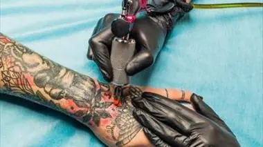 La folie des tatouages : entre passion et danger