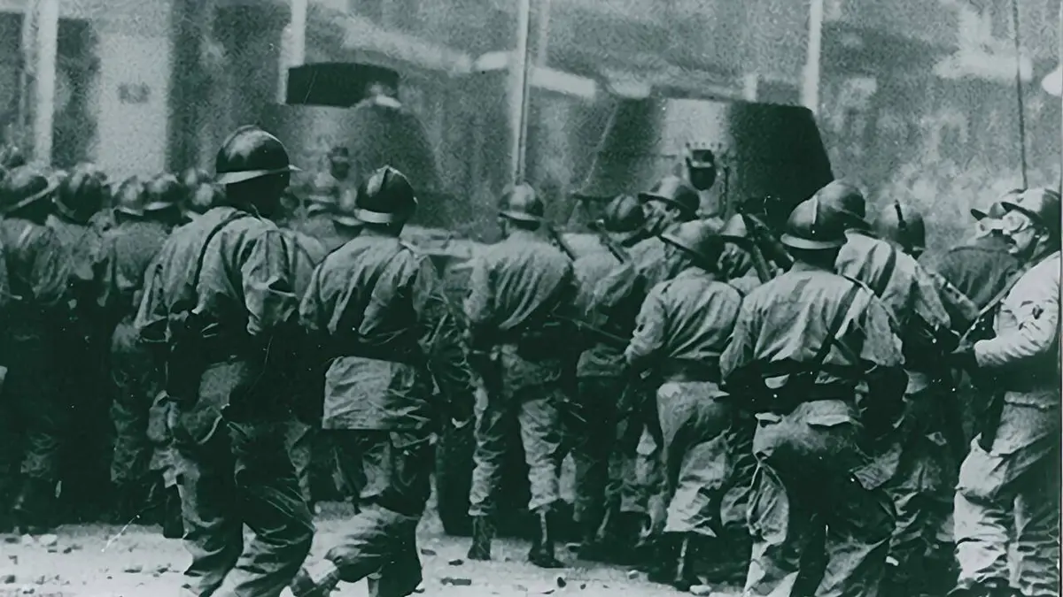 La guerre d'Algérie S01E04 Aux barricades !