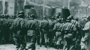 La guerre d'Algérie S01E04 Aux barricades !