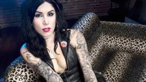 LA Ink Kat se met à nu