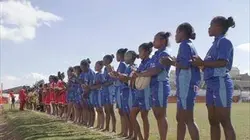 Visuel de La jeune fille et le ballon ovale