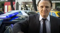 La main au collet, la série