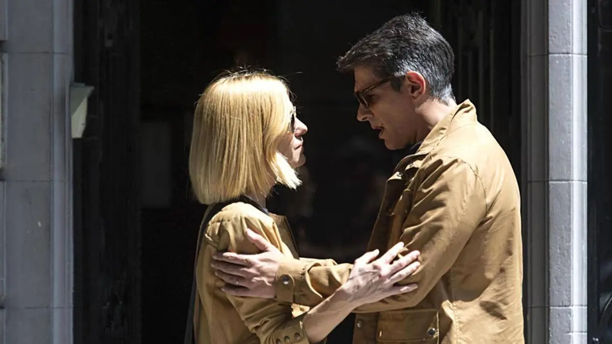 La main au collet, la série