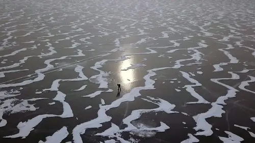 La mamie patineuse du lac Baïkal