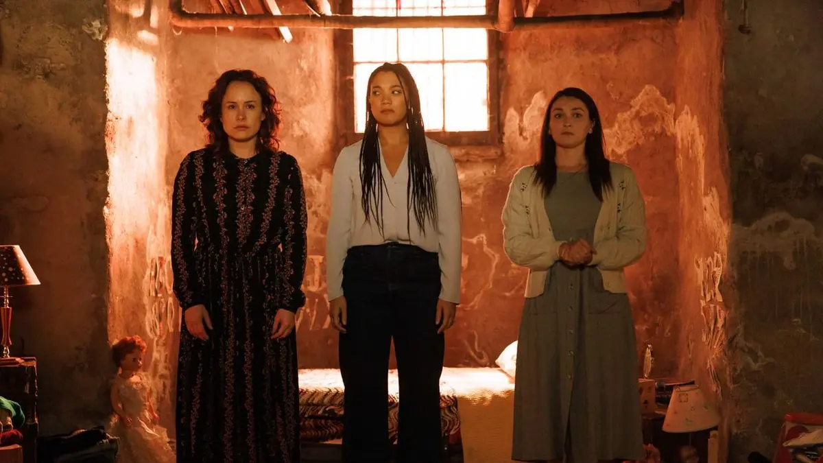 La petite fille à la fenêtre