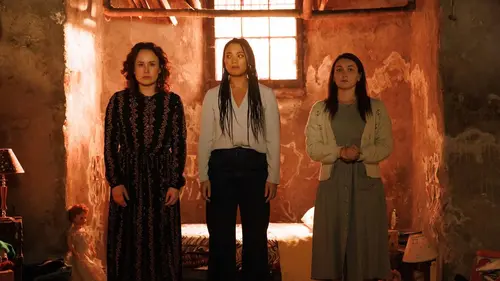 La petite fille à la fenêtre