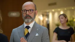 La stagiaire S08E02 Une personne de confiance