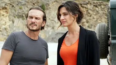 La vengeance aux yeux clairs S02E01 Prisonnière