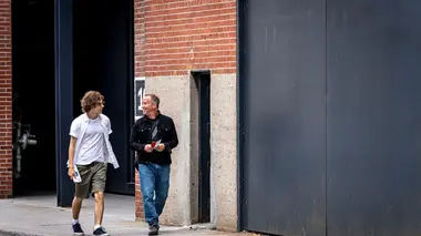 Un chien dans un jeu de quilles