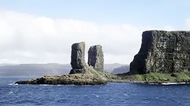 En îles de France : Iles Kerguelen et Montserrat