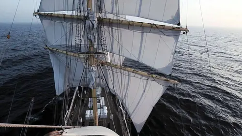 Le cargo hisse les voiles