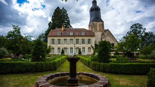 Le collège royal et militaire de Thiron-Gardais : la nouvelle vie de Stéphane Bern