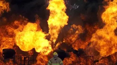 Lance-flamme vs super camion de pompier