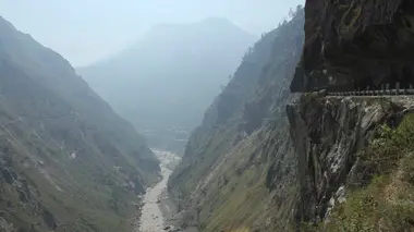 Le convoi de l'extrême : la route de l'Himalaya Plongée dans les ténèbres