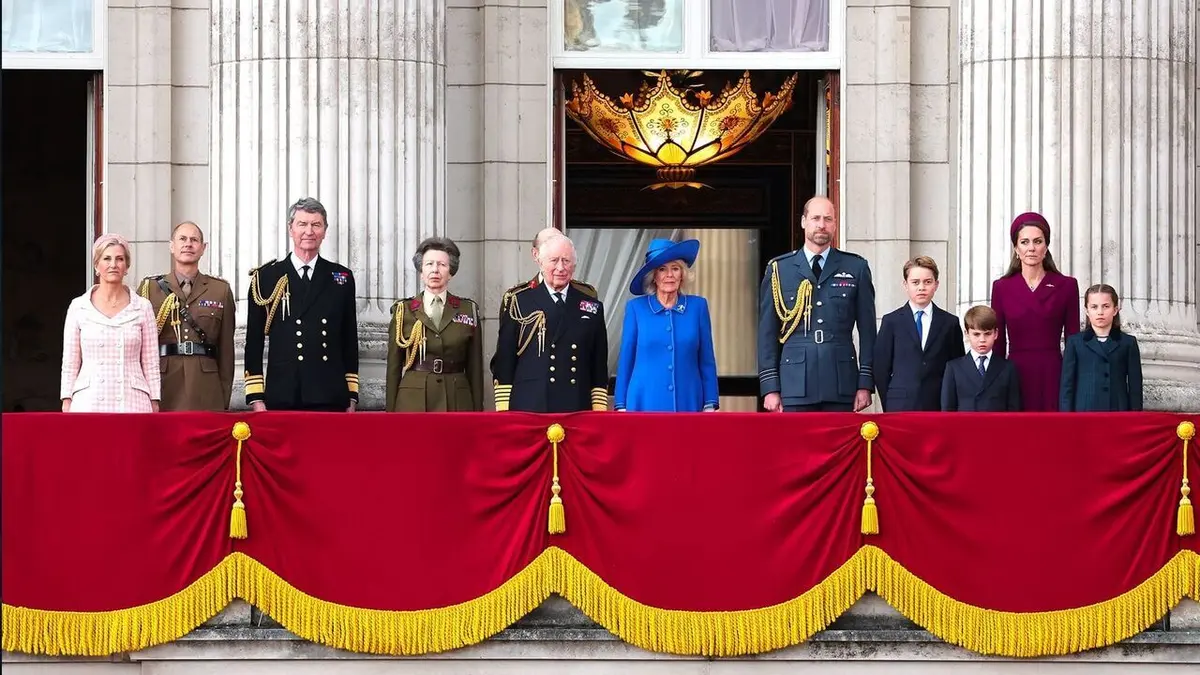Le dessous des images Les Windsor : le pouvoir au balcon