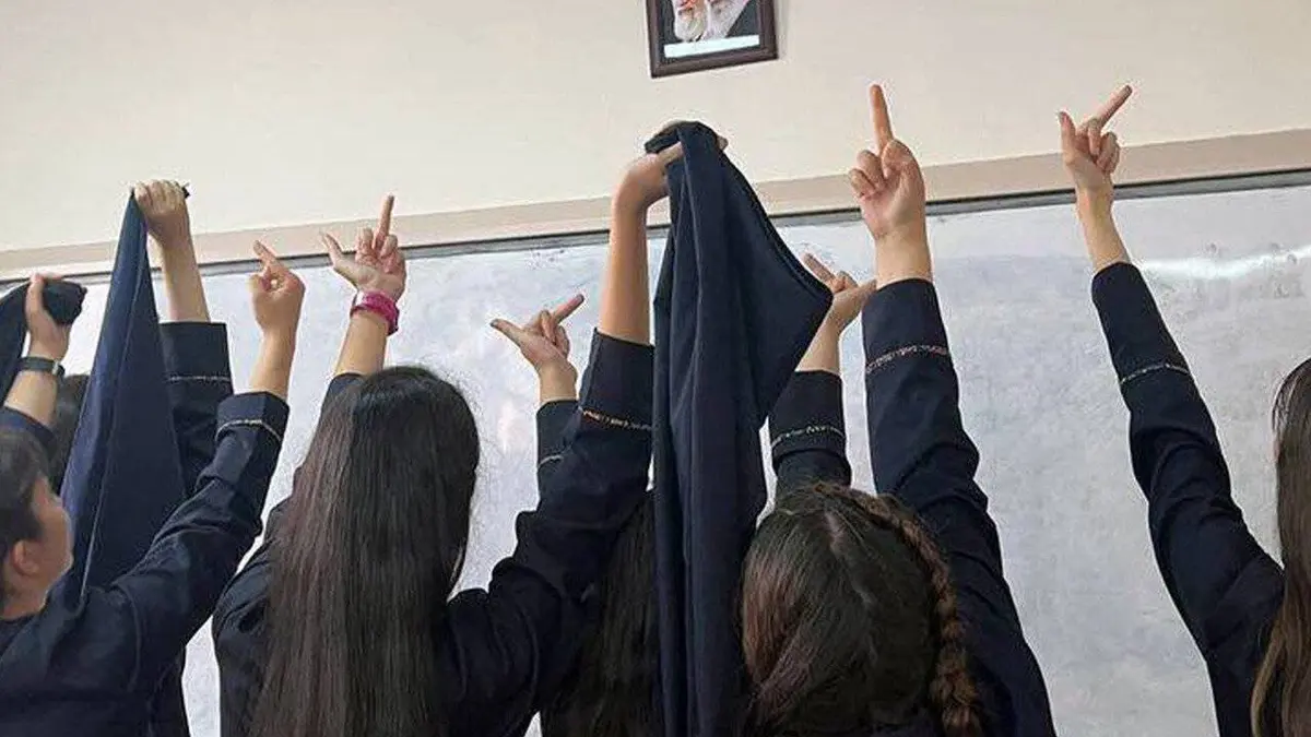 Le dessous des images Iran : le doigt d'honneur des lycéennes