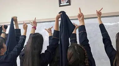Iran : le doigt d'honneur des lycéennes