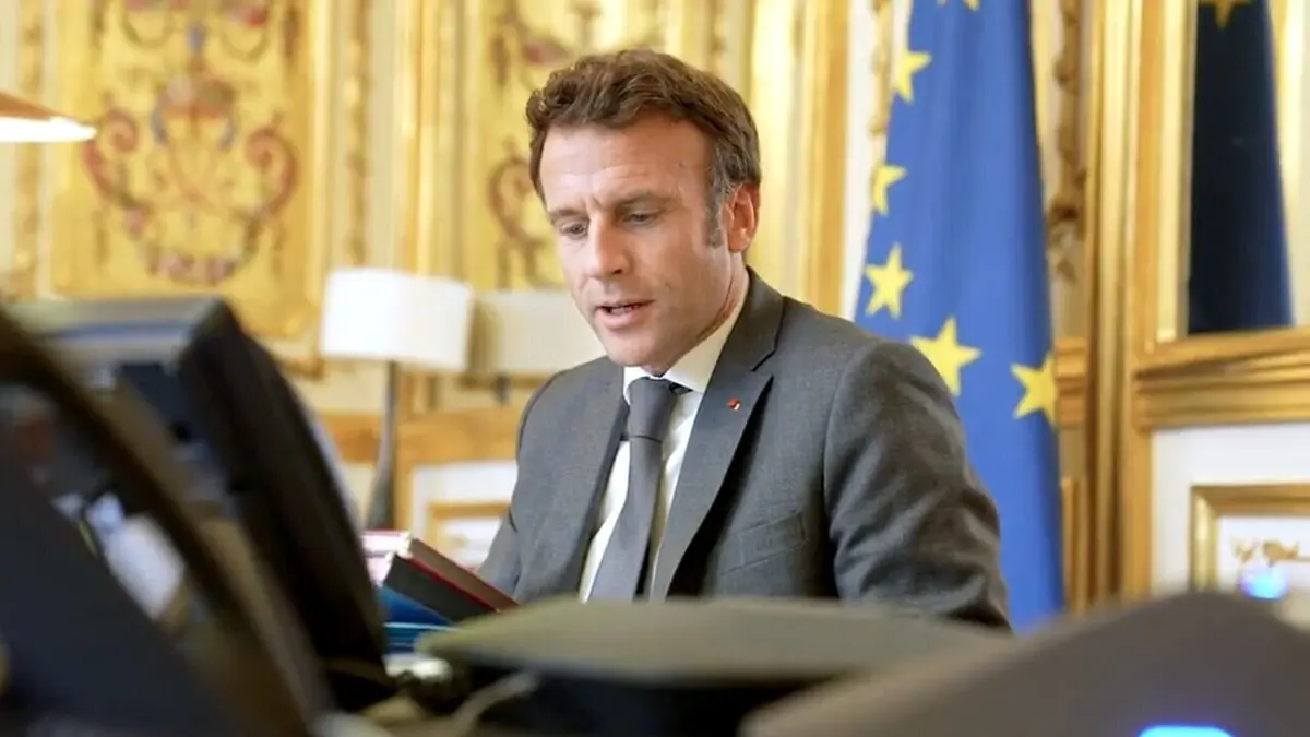 Le dessous des images Le président est au téléphone
