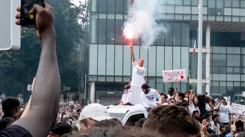 Le dessous des images Mère endeuillée : l'image qui dérange ?