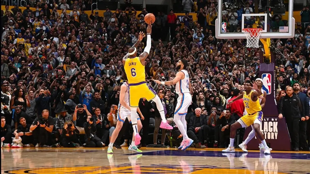 Le dessous des images Tout le monde se lève pour LeBron James