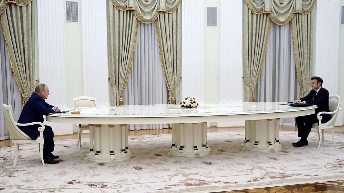 Le dessous des images Poutine / Macron : la dernière table