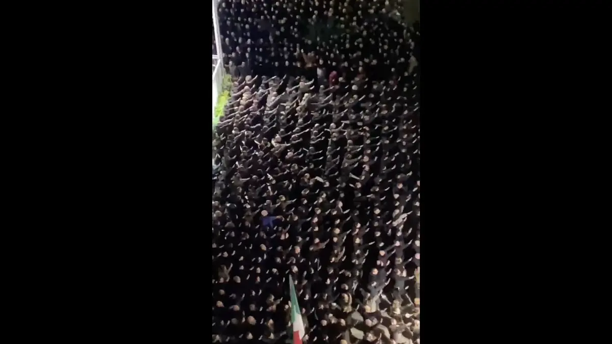 Le dessous des images Des saluts fascistes en plein Rome
