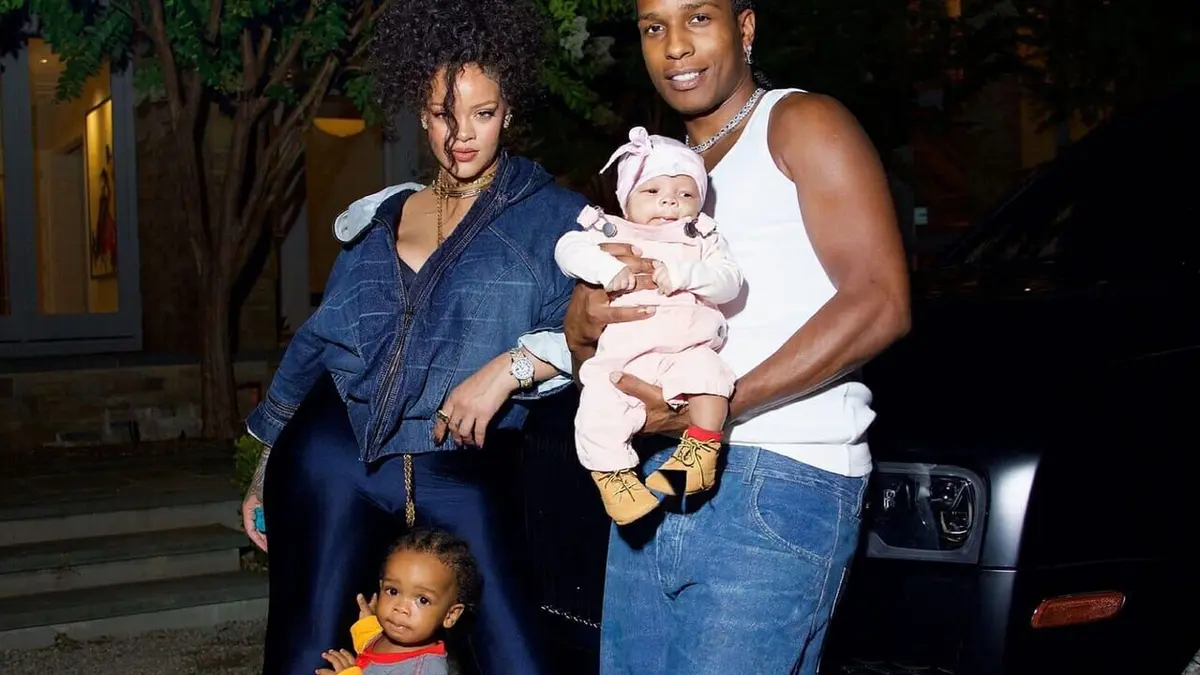 Le dessous des images Rihanna, la famille composée