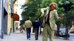 Le grand blond avec une chaussure noire