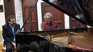 Le maestro, à la recherche de la musique des camps