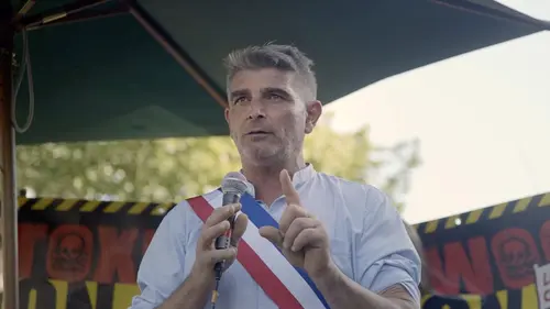 Le maire contre la multinationale