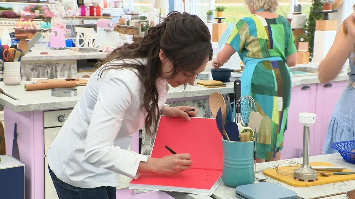 Le meilleur pâtissier (best of) S14E08 Quand Le Meilleur Pâtissier retombe en enfance !