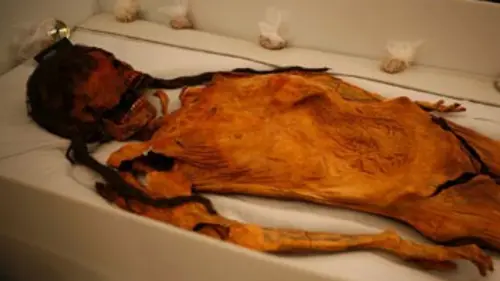 Le mystère de la momie tatouée