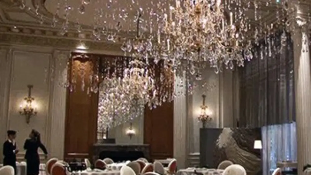 Le Plaza Athénée, tout un monde