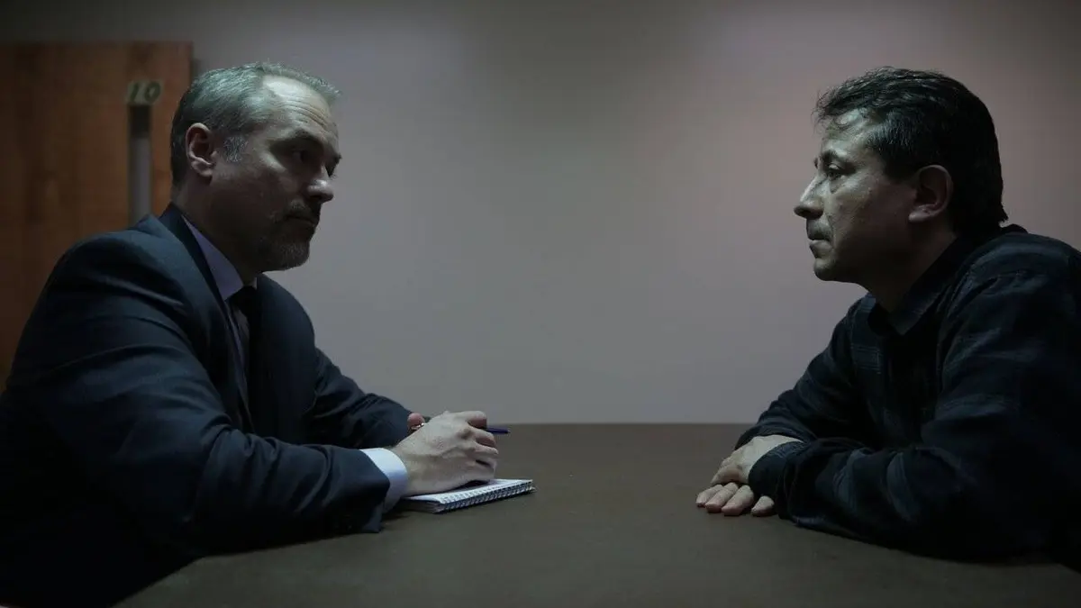 Le poids du secret S01E02 Mise en scène macabre