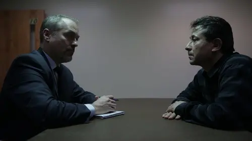 Le poids du secret S01E02 Mise en scène macabre