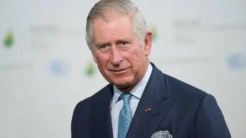 Le prince Charles aux marches du trône