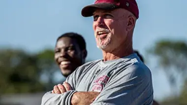 Un entraîneur sur la touche