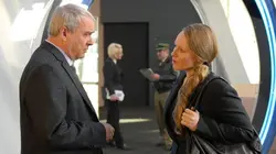 Le Renard S38E02 Des mains gantées de noir