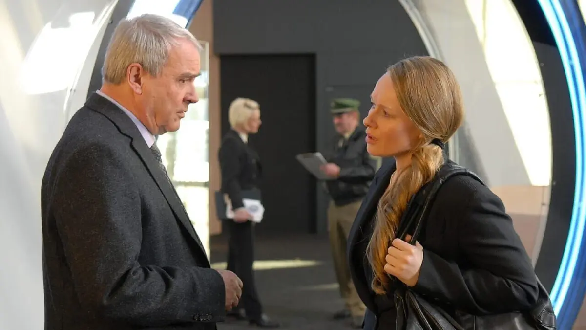 Le Renard S38E02 Des mains gantées de noir en streaming