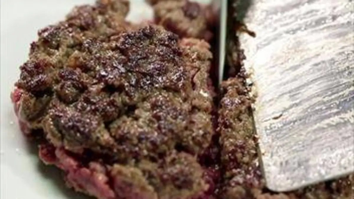 Le steak haché sur le grill