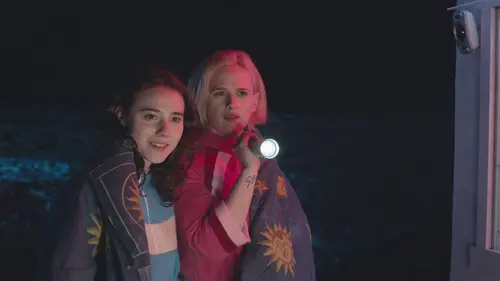 Le temps des chenilles S02E06 C'est qui ?