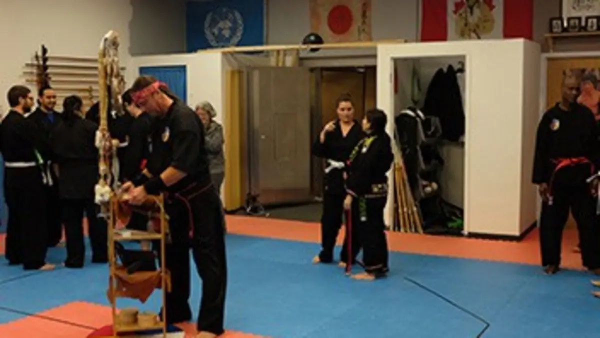 Le tour du monde des arts martiaux S04E00 L'art traditionnel du silat