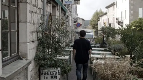 Le village On ne voit pas qui est payé...