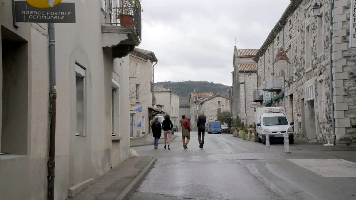 Le village Il ne faut pas s'arrêter pour ne pas tomber…