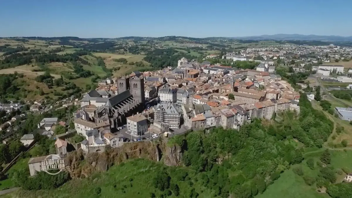 Les 100 lieux qu'il faut voir Le Cantal, de Salers au volcan du Cantal