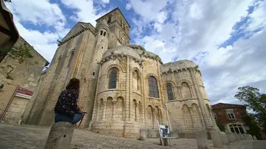 Les 100 lieux qu'il faut voir Du Poitou à la Touraine, l'incroyable destin de saint Martin
